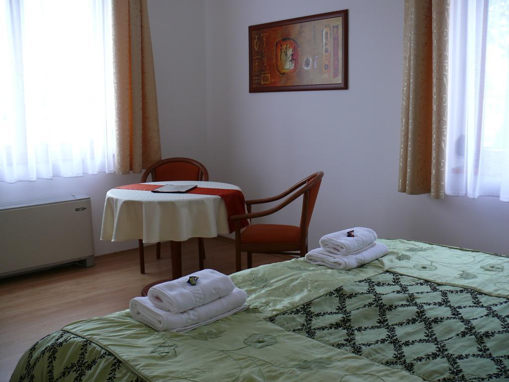 Szerencsemak Panzio Apartment Kehidakustany Room photo